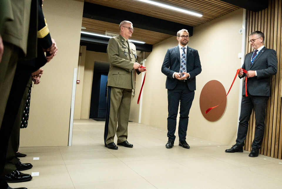 SNORKLIPPING: Statssekretær Bent-Joacim Bentzen klippet snoren for å markere åpningen av det nye anlegget. Til venstre står generalmajor PiotrMalinowski, den polske sjefen for JWC.