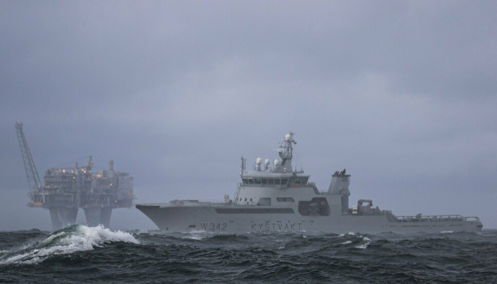 NORDSJØEN: kystvaktskipet KV Sortand på patrulje foran Troll A.