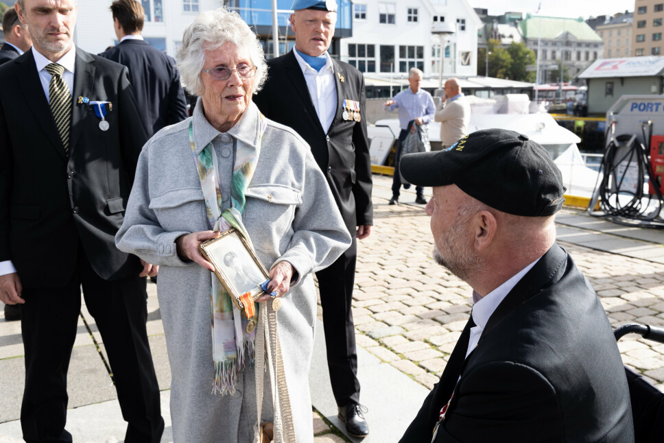 HEDER: Forrige fredag hadde Krigsseileren premiere i Bergen. Ragni Tellnes fra Laksevåg hadde med et bilde av sin krigsseiler-far, for å hedre hans innsats under krigen. Her viser hun bildet til arrangør Arild Lihaug.