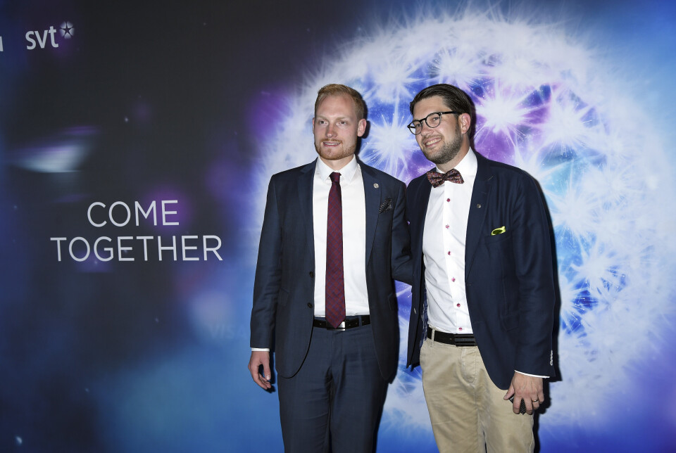 STJERNESKUDD: Aron Emilsson (t.v.) er Sverigedemokratenes utenrikspolitiske gullgutt. Her fotografert sammen med partileder Jimmie Åkesson i forbindelse med finalen i Eurovision Song Contest 2016 i Stockholm.