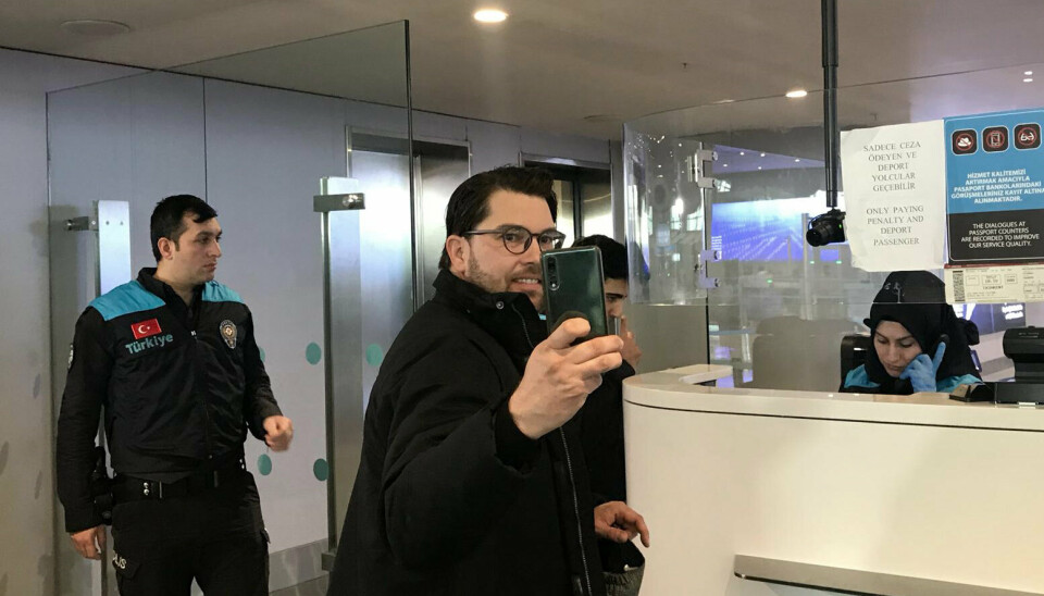 UT PÅ TUR: SD-leder Jimmie Åkesson tar en selfie i passkontrollen på flyplassen i Istanbul i forkant av stuntet på den tyrkisk-greske grensen.