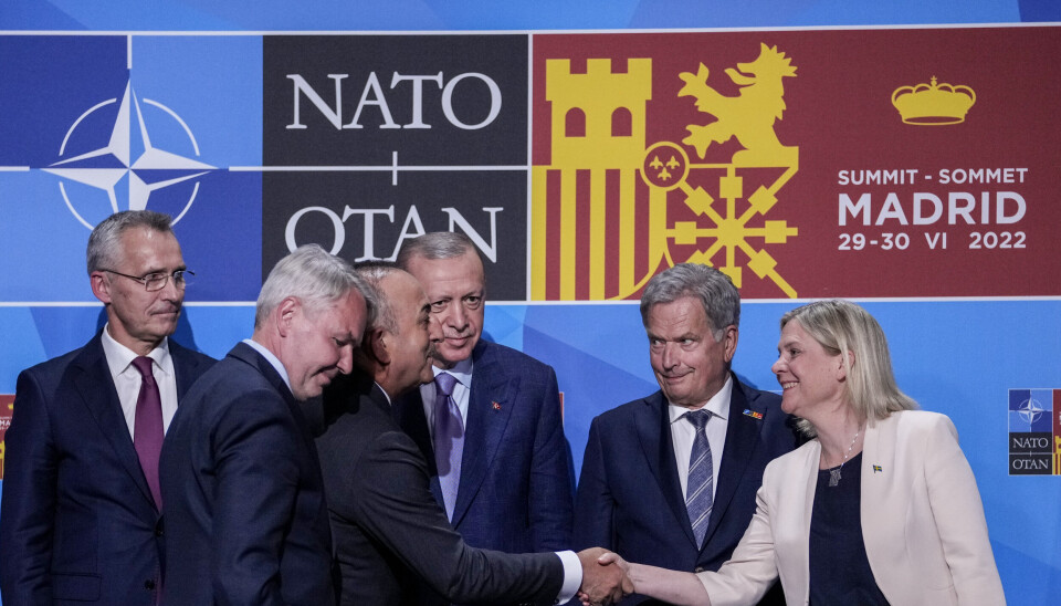 ØNSKES VELKOMMEN TIL NATO: Tyrkias utenriksminister Mevlut Cavusoglu håndhilser på Sveriges daværende statsminister Magdalena Andersson i kjølvannet av signeringen av memorandumet hvor Tyrkia går med på å gi Sverige og Finland medlemskap i alliansen. I midten av bildet, Tyrkias president Recep Tayyip Erdogan og Finlands president Sauli Niinisto, mens Natos generalsekretær Jens Stoltenberg ser på fra venstre bildekant.