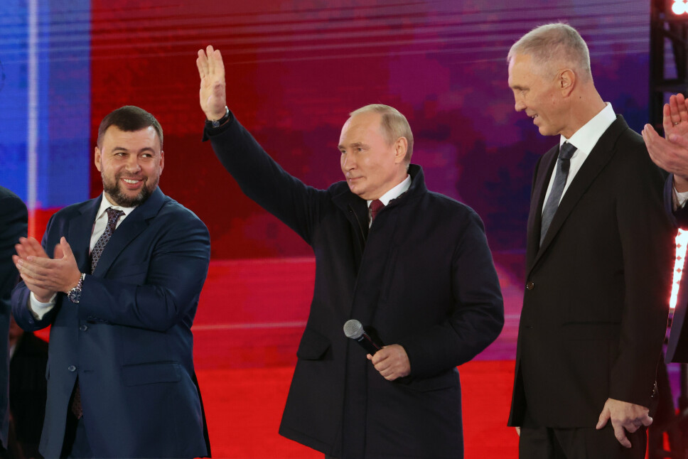 UTBRYTERE: Russlands president Vladimir Putin omkranset av Denis Pusjilin (til venstre), som leder den selverklærte republikken Donetsk, og Vladimir Saldo, som er utpekt av Moskva som lederen for Donetsk, der ukrainerne nå har hatt framgang.