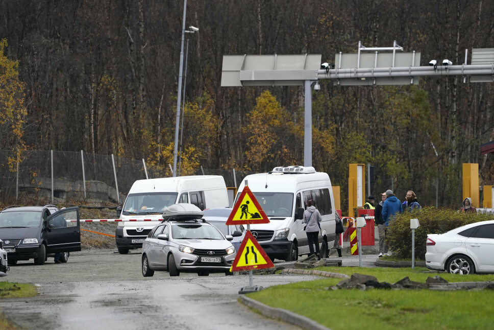 STORSKAOG: Russiske borgere krysser grensen ved den norsk-russiske grensestasjonen ved Storskog.