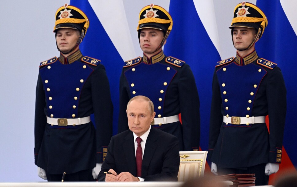 ATOMVÅPEN: «Hvordan skal vi tolke Putins trusler om bruk av atomvåpen denne gangen?» stiller debattforfatter Oddmund Hammerstad seg i sitt innlegg. Bildet er tatt den 30. september da Putin møtte opp til en seremoni i Kreml i Moskva, Russland.