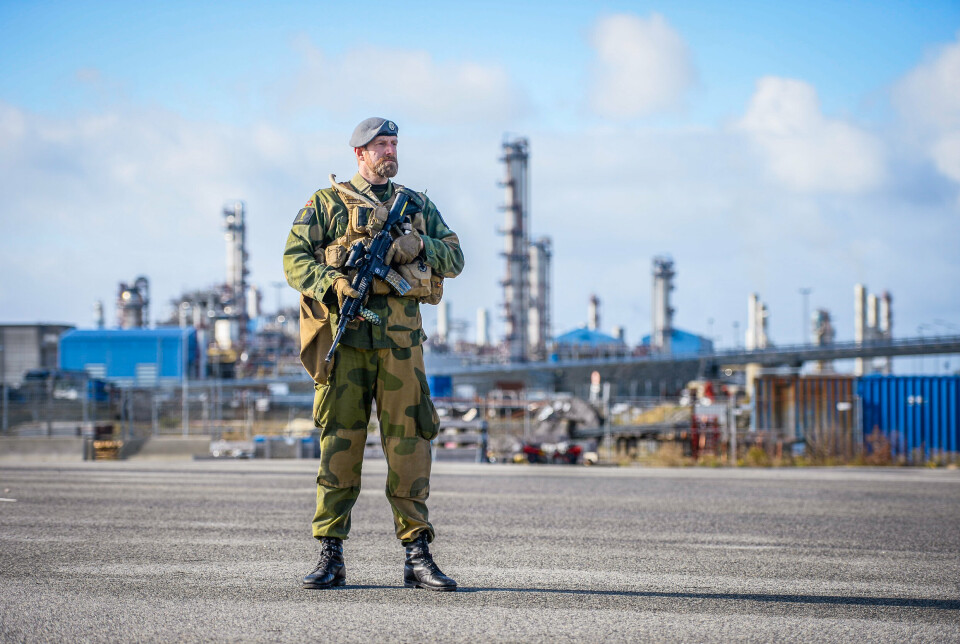 KÅRSTØ: En soldat fra Heimevernet bistår politiet med forsterket vakthold ved petroleumsanlegget Kårstø i Rogaland.