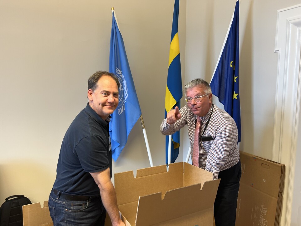 KASSENE KLAR. Kenneth G. Forslund (t.v) og Hans Wallmark fortsetter på viktige poster i svensk politikk, men må pakke seg ut av sine rom som utenrikskomiteens ledere. Begge flagger ja til svensk Nato-medlemskap, men må foreløpig nøye seg med FN, Sverige og EUs flagg på kontoret.