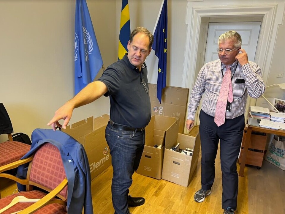 PAKKER UT: Kenneth G. Forslund (t.v) og Hans Wallmark tar seg tid til litt småprat mellom slagene.