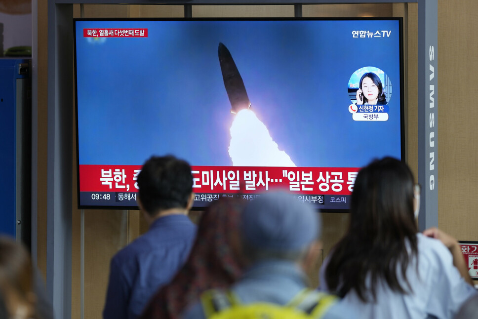 TV-SENDING: Japan og Sør-Korea har begge innkalt til sikkerhetsmøter for å drøfte Nord-Koreas siste rakettoppskyting. Her blir den vist på sentralstasjonen i Seoul i Sør-Korea.