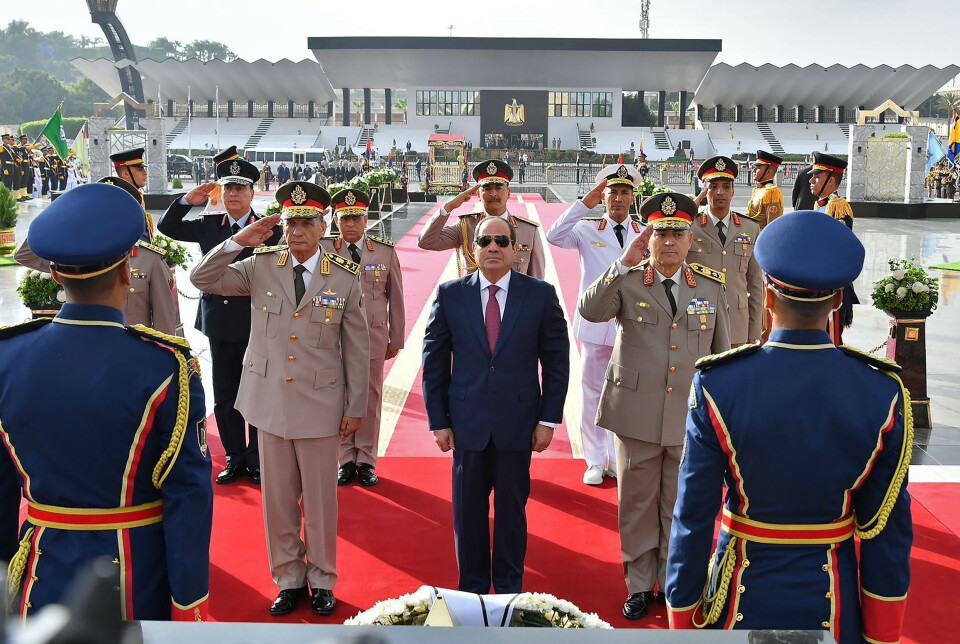 SEREMONI: Dette bildet er distribuert av den egyptiske regjeringens mediekontor og viser president Abdel-Fattah al-Sissi under en markering for den tidligere presidenten Anwar Sadat, som ble drept i et attentat i 1981. Dette bildet er fra mandag 3. oktober.