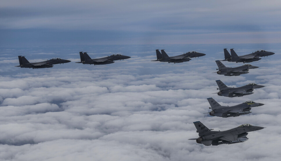 ØVELSE: Sørkoreanske og amerikanske kampfly svarte på Nord-Koreas testoppskyting tirsdag med en felles øvelse der de slapp bomber mot ei øy utenfor Sør-Koreas kyst.
