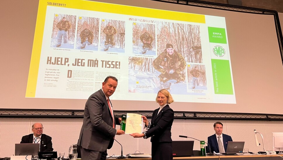 PRIS: Forsvarets forum var til stede under prisutdelingen det en soldatnytt-sak vant pris. Her tar redaksjonssjef Paal Ravnaas i mot prisen fra EMPAs president Jojo Mulder.