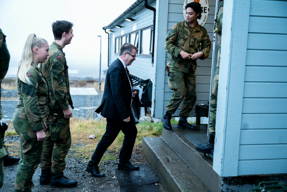 OPP: Regjeringen ser ut til å være et godt steg nærmere Natos toprosentmål, ifølge nye prognoser. Forsvarsminister Bjørn Arild Gram på vei inn trappen på Korpfjell grensestasjon i oktober 2022.