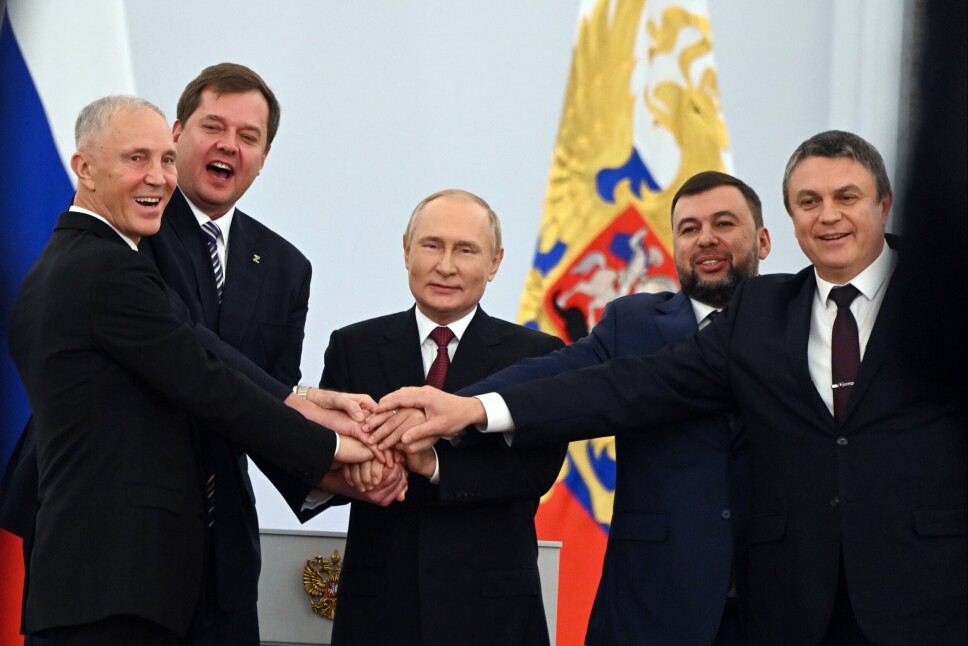 ANNEKTERTE: Vladimir Putin og de Moskva-utnevnte lederne av fire ukrainske regioner etter at Putin 30. september undertegnet avtaler om å innlemme regionene i Russland. Fra venstre: Vladimir Saldo, Jevgenij Balitskij, Putin, Denis Pusjilin, Leonid Pasetsjnik.