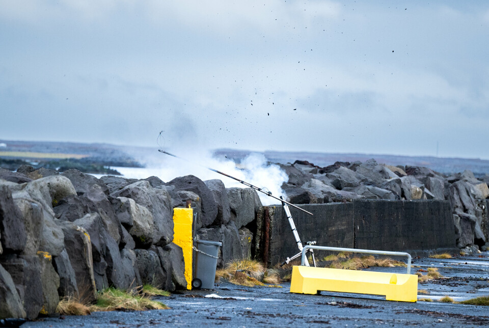 TØFFE FORHOLD: Det er en sterk og sur vind som slår inn over kysten på Island. I kombinasjon med duskregnet er det alt annet enn behagelige forhold for gjengen som nå konsentrert skal uskadeliggjøre stridsvognminen med 5-10 kilo sprengstoff - ment for dem.