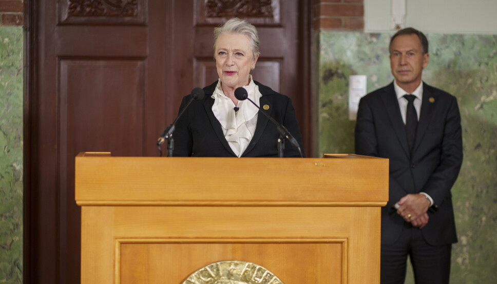 VINNERE: Berit Reiss-Andersen, leder av Nobelkomiteen, offentliggjør at Ales Bjaljatski, Memorial og Center for Civil Liberties får Nobels fredspris for 2022.