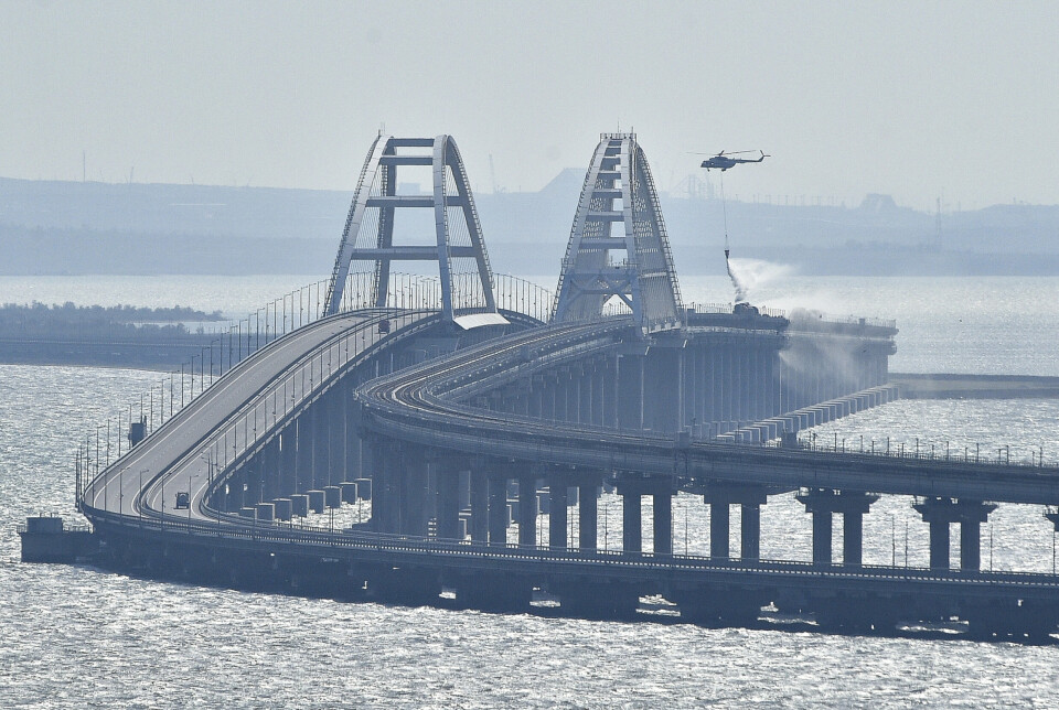Et helikopter deltar i slukningsarbeidet etter brannen på Kertsjbroen. Broen er den nesten vei- og togforbindelsen mellom fastlands-Russland og den annekterte Krim-halvøya.