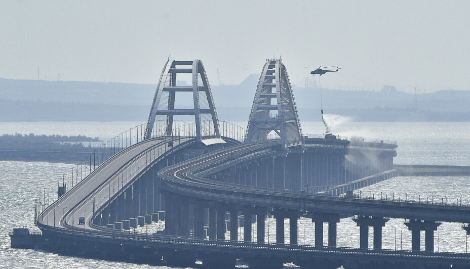 Et helikopter var satt inn slukningsarbeidet på Krim-broen lørdag. Broen, som åpnet i 2018, forbinder den annekterte Krim-halvøya med Russland. Den består av både en bro for biltrafikk og en jernbanebro.