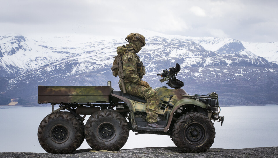 RAMSFJELLET: En soldat fra Marinejegerkommandoen speider over Ofotfjorden fra Ramsfjellet i 2017.