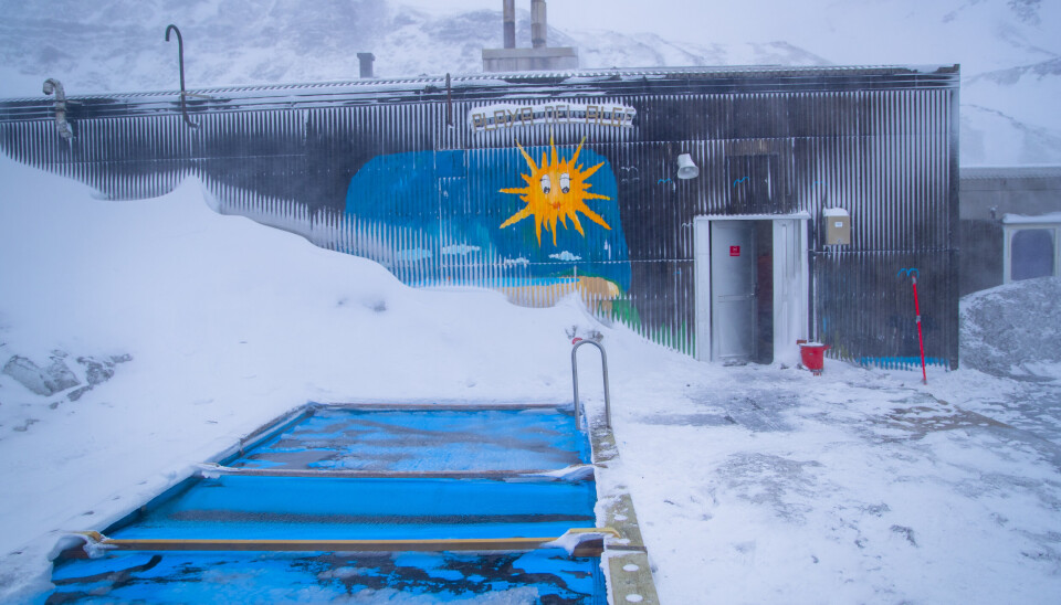 PLAYA DEL ALGE: Bassenget utenfor stasjonen på Jan Mayen i 2020. Man bader i oppvarmet vann. På stasjonens nettside står det at vannet er 'nødvannforsyning i tilfelle brann, men at en ting kan ha to funksjoner er jo bare bra.'