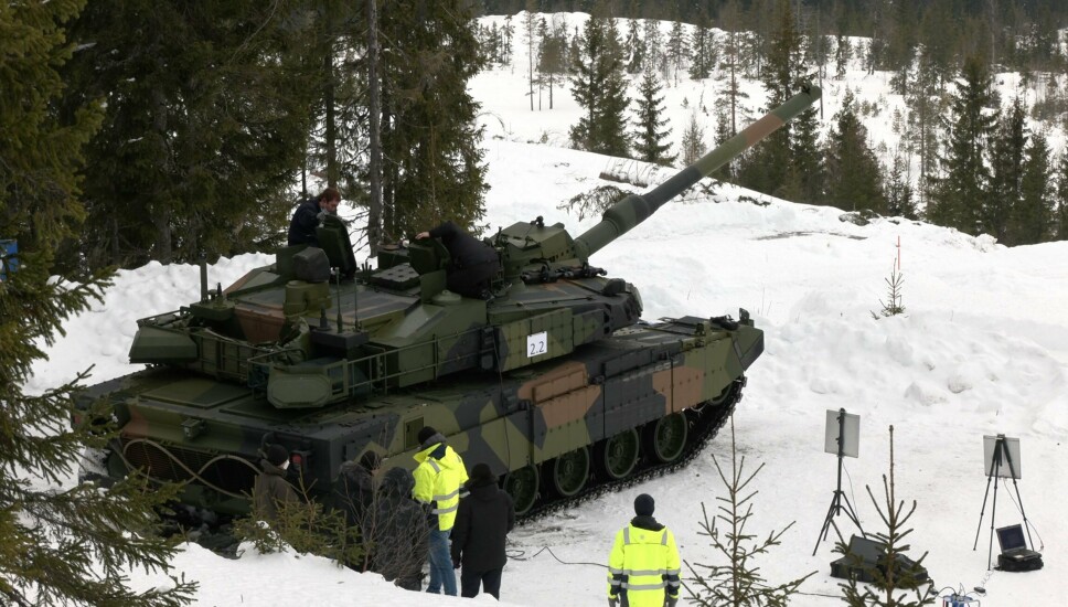 RENA: En K2 stridsvogn under testskyting på Rena i fjor vinter.