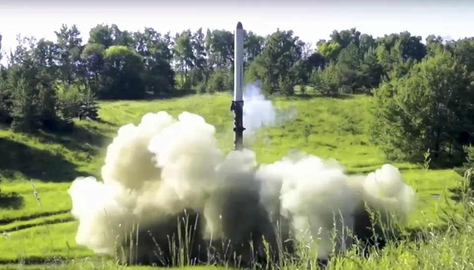MISSIL: Dette russiske kortdistanse kryssermissilet, Iskander-K, kan bære atomstridshoder i flere hundre mil. Bildet er tatt fra en video utgitt av det russiske forsvarsdepartementets pressetjeneste mandag 18. juli 2022.