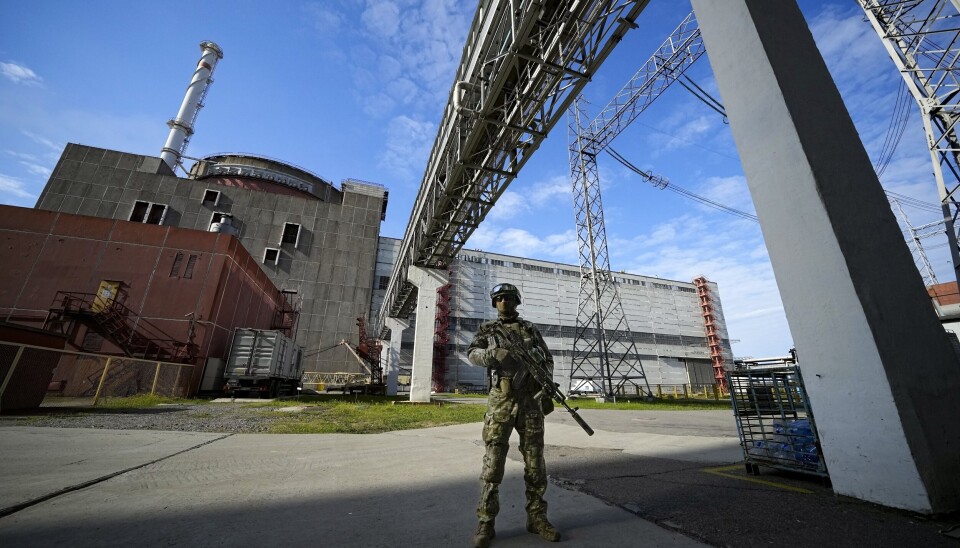 BEKYMRING: En russisk soldat utenfor det ukrainske kjernekraftverket Zaporizjzja tidligere i år der det lenge har vært frykt for ulykker som følge av kamphandlinger.