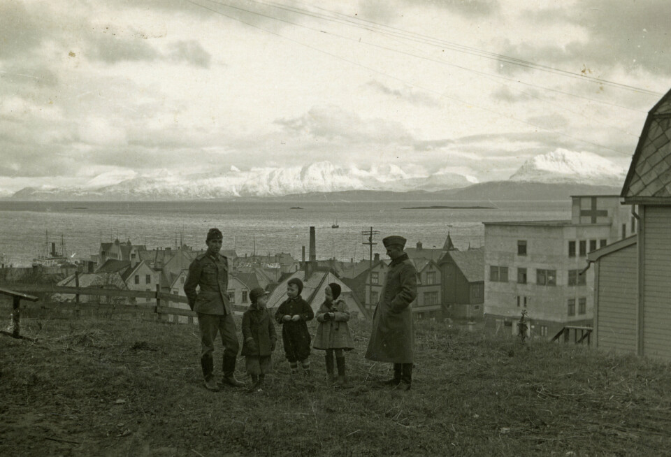 USKYLD: Tyske soldater og barn fotografert i Harstad i 1942. Ungene holder noe i hendene, kan det være bon-bon, sukkertøy, som de har fått av soldatene?