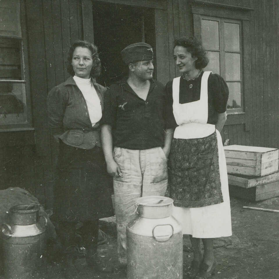 TETTE BÅND: To norske kvinner og en tysk soldat fra flyvåpenet iført arbeidsuniform var trolig kjøkkenhjelpere ved Bodø flyplass i 1940.