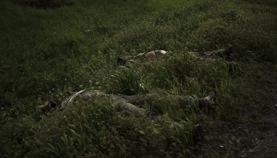 DØDE: Likene av to russiske soldater utenfor landsbyen Vilkhivka i Ukraina 9. mai.
