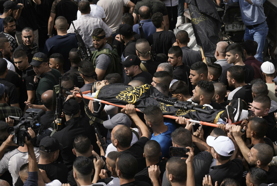 SKUTT: Sørgende bærer Mateen Debaya, som ble drept av israelske soldater i Jenin fredag, til graven.