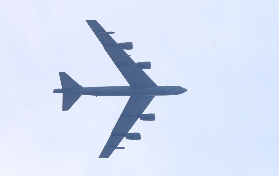 B-52: Et amerikansk B-52 Stratofortress flyr over Nord-Makedonias hovedstad Skopje 22. august. Fly av denne typen deltar i Natos atomøvelse.