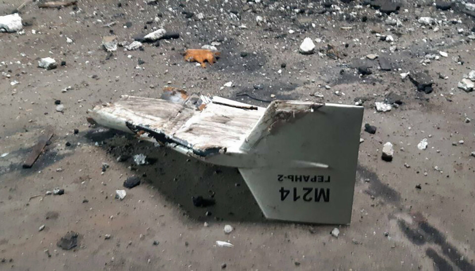 BIT AV DRONE: De iranske kamikaze-dronene Shahed har kanskje ikke så stor sprengkraft, men kan likevel skape store ødeleggelser. Her en bit av en drone som skal ha blitt skutt ned i nærheten av den ukrainske byen Kupjansk.