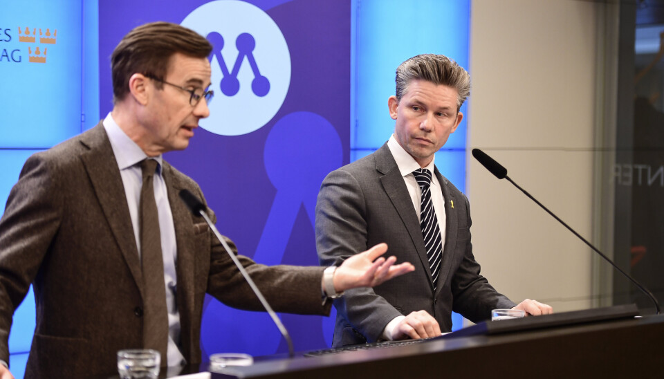 FORSVARSMINISTER: Pål Jonson (t.v) overtar som forsvarminister i Sveriges nye regjering. Her sammen med statsminister Ulf Kristersson.