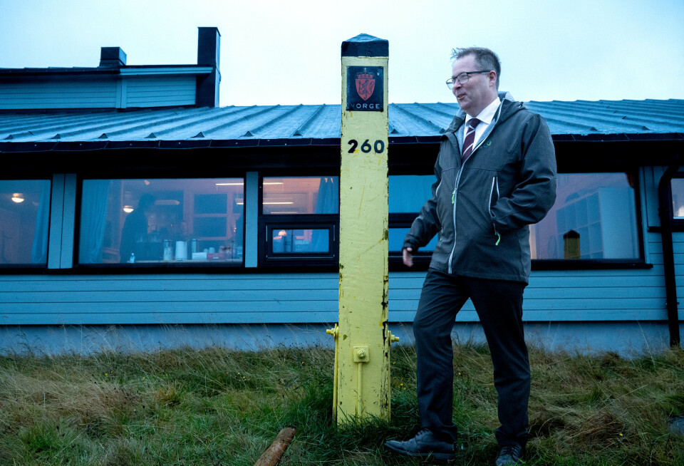 GRENSA: Forsvarsminister Bjørn Arild Gram (Sp) forteller at de vil følge nøye med på utviklingen i Norges nærområder fremover. Dette bildet er fra da han besøkte grensestasjonen Korpfjell i 2022.