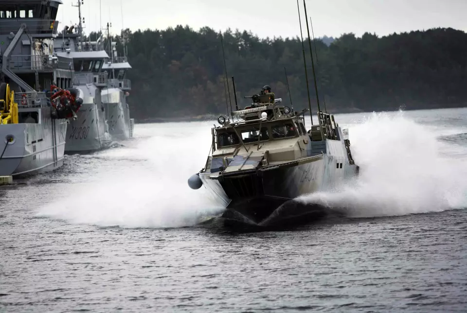 KYSTJEGER: Pensjonert kommandørkaptein J. Ketil Steine mener politikerne må se nærmere på forsvaret av den norske kysten. Kystjegerkommandoen – her med Stridsbåt 90.