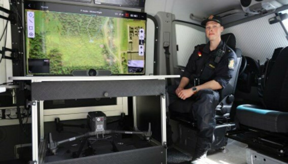 PROTOTYPE: Politibetjent Håvard Jarsve sitter i en prototype av dronebilen distriktene får.