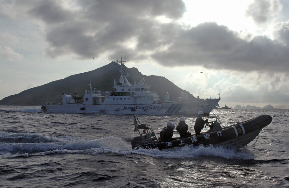 KYSTVAKT: Dette bildet fra 2013 viser den japanske kystvakta i nærheten av øya som kalles Senkaku av japanerne og Diaoyu av kineserne.