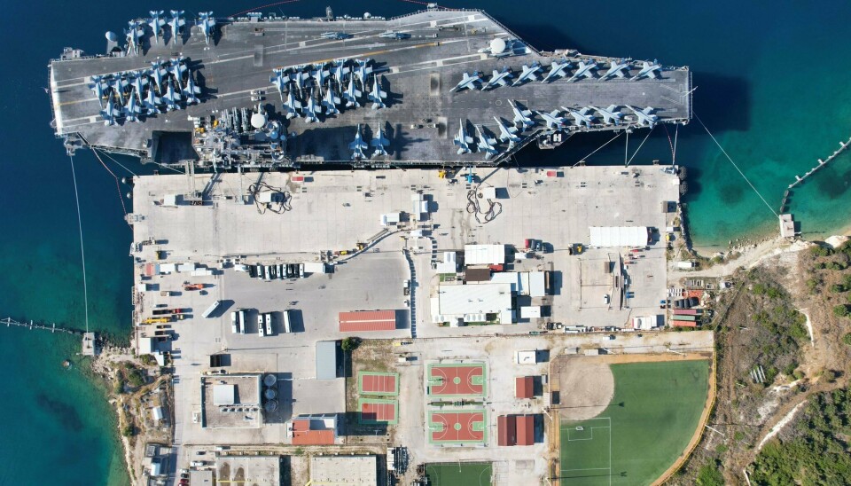 KRETA: Det amerikanske hangarskipet USS George H.W. Bush fortøyd 24. oktober 2022 i Soudabukta marinebase på nordsiden av den greske øya Kreta.