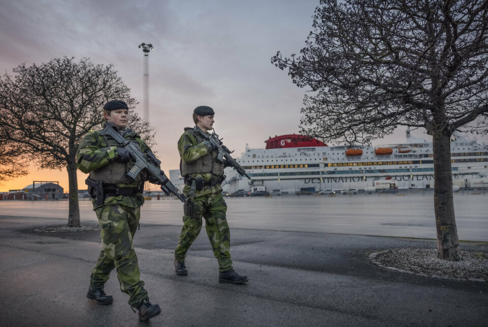 GOTLAND: Soldater fra Gotlands regiment MP patruljerer i Visby havn. Russlands mobilisering ved Ukrainas grense og den økte tonen mellom Russland og NATO har fått det svenske forsvaret til å øke sin synlige virksomhet, blant annet på Gotland.
