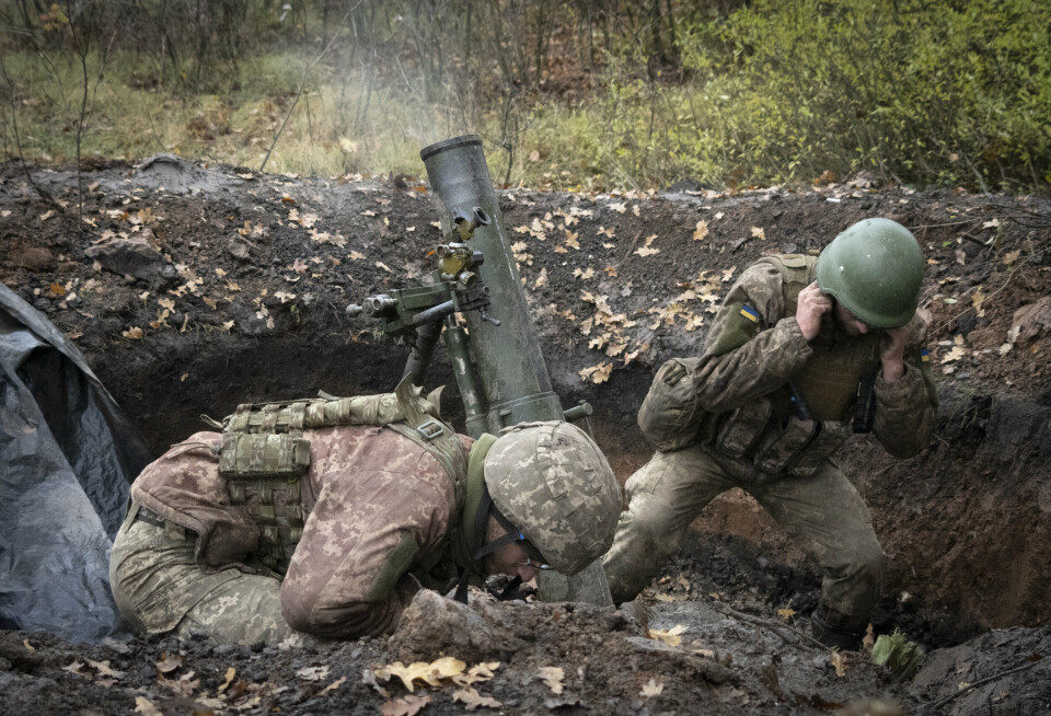 I FRONTLINJEN: To ukrainske soldater i strid nær Bakhmut i Donetsk-regionen øst i Ukraina. Det er her og ved byen Avdijivka de hardeste kampene pågår nå.