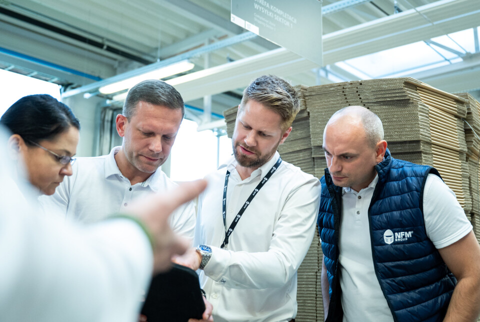 DETALJER: Strategidirektør Mads Larsen følger nøye med når en av de fabrikkansatte forklarer hvor detaljert prosessen er for at hver enkelt vest skal følge de kravene som er satt.