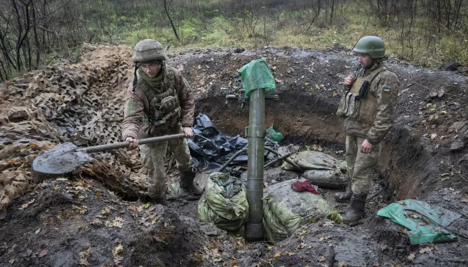 KRIGSVILJE: To ukrainske soldater gjør seg klare i fronten ved Bakhmut i Donetsk-regionen torsdag 27. oktober.