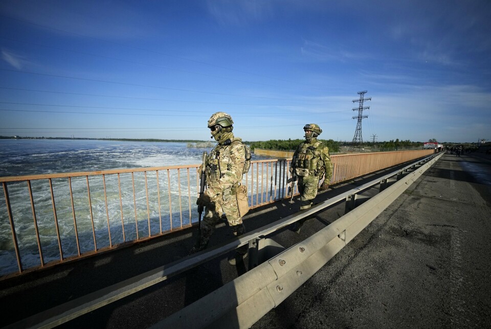 Russiske soldater ved et vannkraftverk ved elva Dnipro i Kherson-regionen i mai.