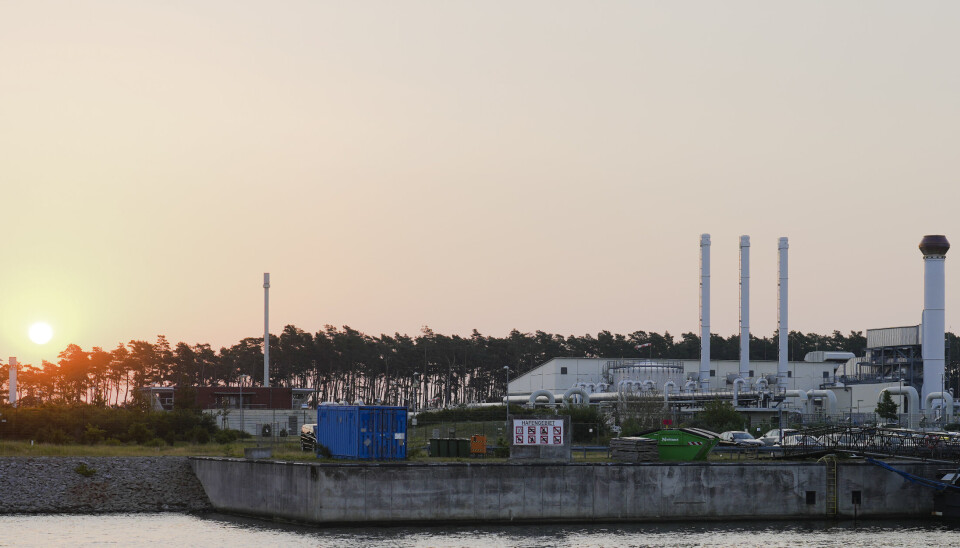 LYS: Sola stiger opp bak et av anleggene knyttet til Nord Stream 1-rørledningen i Lubmin i Tyskland.