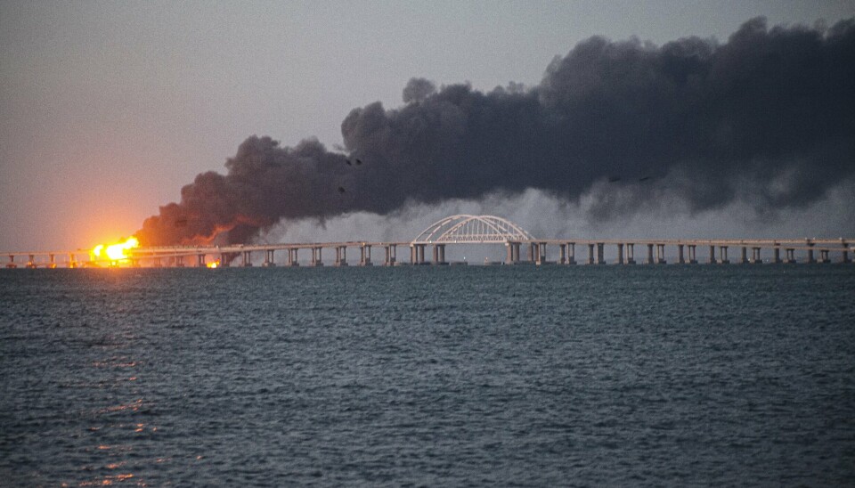 ANGREP: Flammer stiger opp fra Krim-brua etter et angrep der 8. oktober. Lørdag var det nye angrep på Krim.