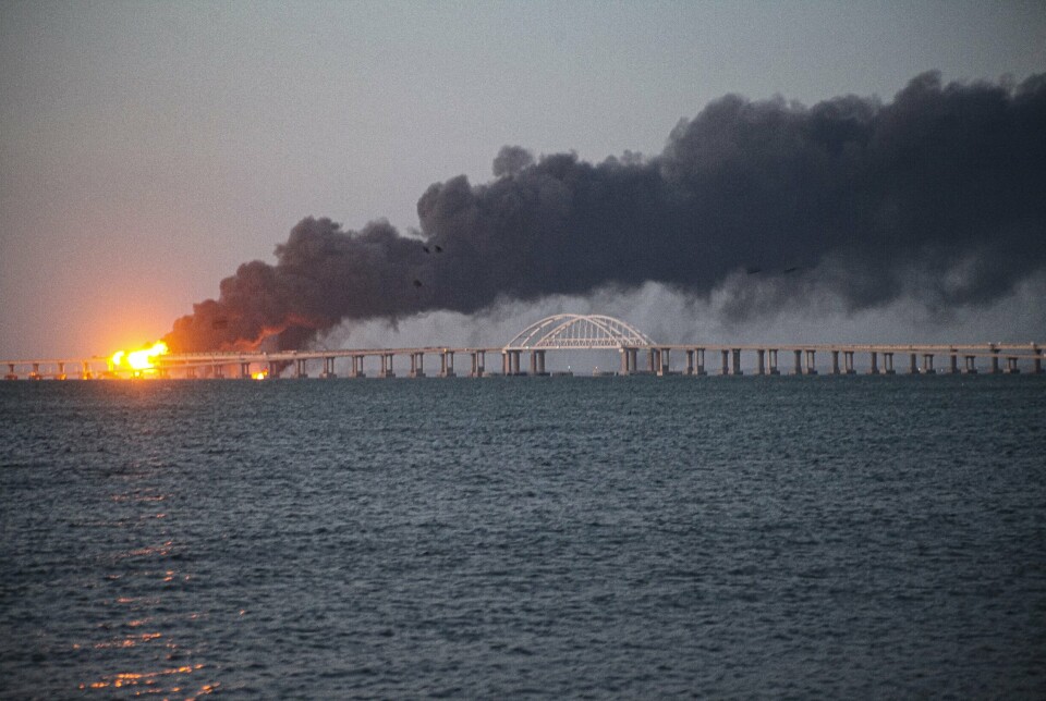 ANGREP: Flammer og røyk stiger opp fra Krim-broen som forbinder det russiske fastlandet og Krim-halvøya over Kertsj-stredet, i Kertsj, Krim-halvøya, 8. oktober 2022.