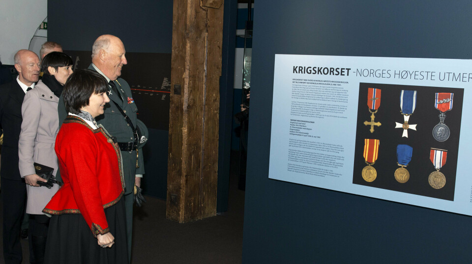 HØYTIDELIG: Daværende forsvarssjef Haakon Bruun Hanssen, Ine Eriksen Søreide og kongen deltok under åpningen av krigskorsutstillingen 8. mai 2015 på Forsvarsmuseet
