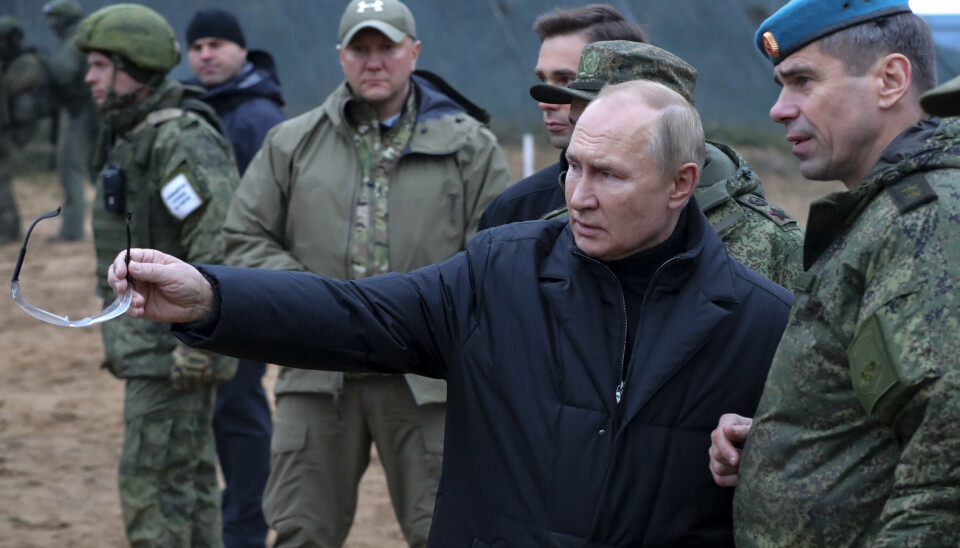 STAKER UT RETNINGEN: Russlands president Vladimir Putin avbildet sammen med personell fra det vestre militrærdistriktet under et besøk ved et treningsanlegg for mobiliserte reservister i Rjazan-regionen. Bildet er datert 20. oktober 2022.