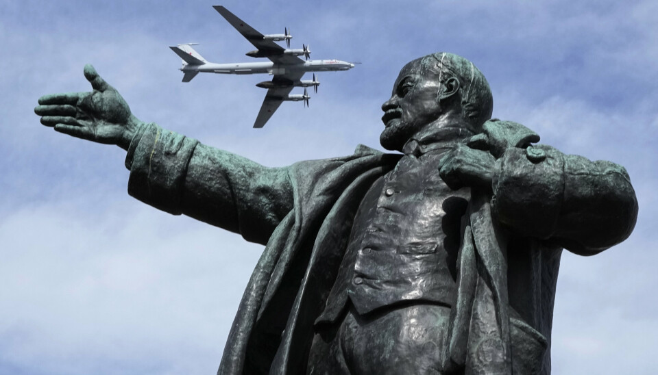 KOMMUNIST-LEDER: Et Tupolev Tu-142MK maritimt overvåkningsfly flyr over en statue av Vladimir Lenin 28. juli 2022.